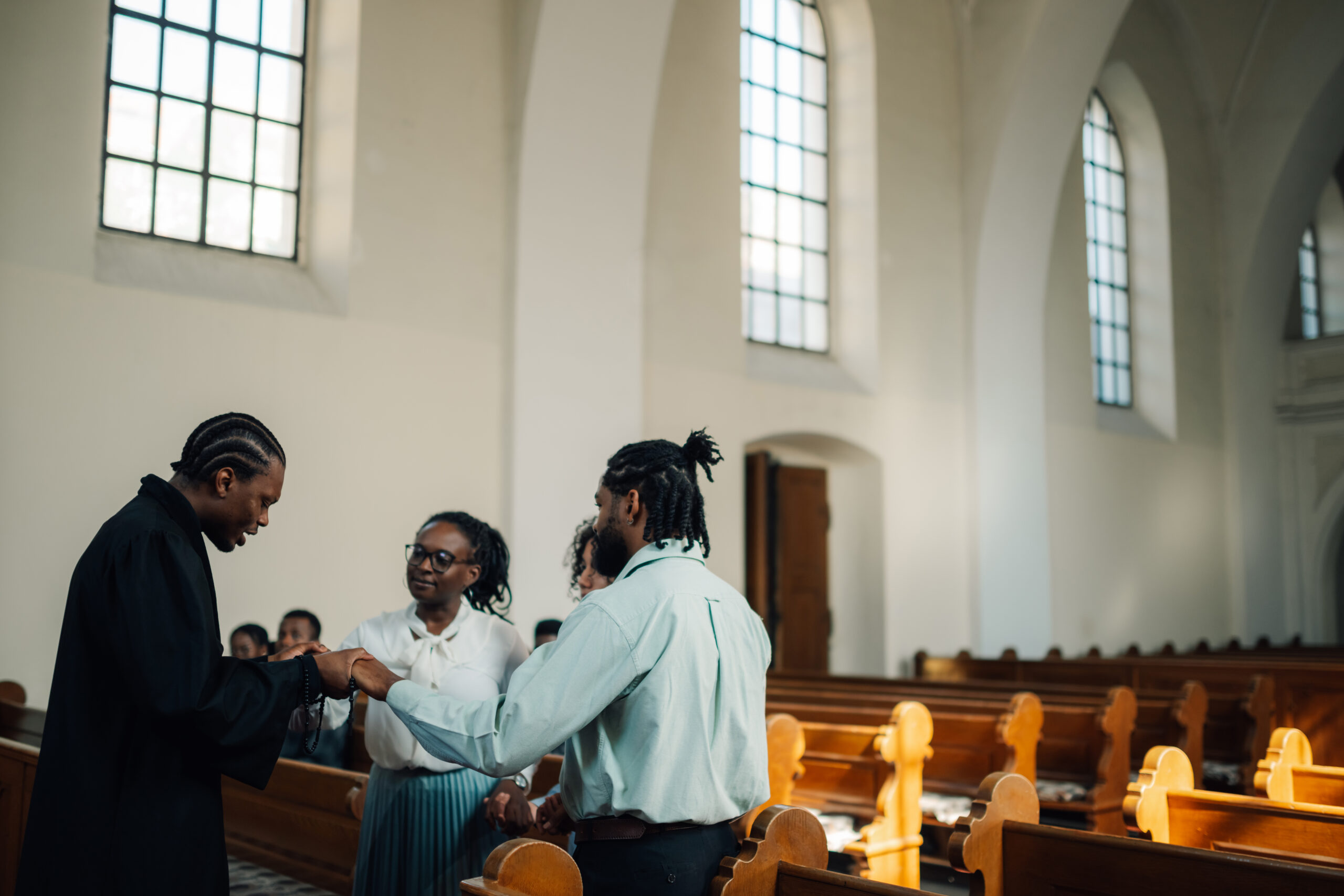 9 Ways to Thank Your Pastor This Month